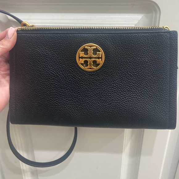 Tory Burch Handbags - Tory Burch Carson top zip crossbody bag